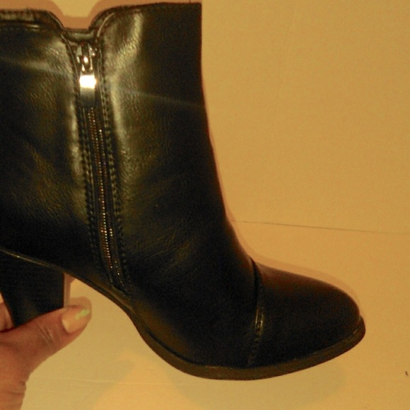 Women Boots - Picture 4 of 7